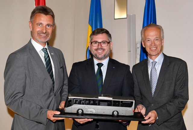 Left to right: Wolfgang Schroll, CEO, VOR / Ludwig Schleritzko, Landesrat für Finanzen und Mobilität, Lower Austria / Gerhard Stindl, CEO, NÖVOG / ©: NLK/Reinberger Left to right: Wolfgang Schroll, CEO, VOR / Ludwig Schleritzko, Landesrat für Finanzen und Mobilität, Lower Austria / Gerhard Stindl, CEO, NÖVOG / ©: NLK/Reinberger