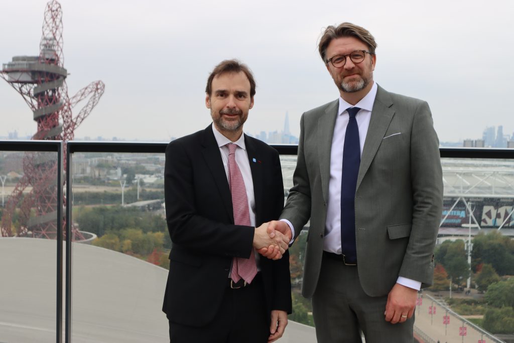 Previous EMTA President Laurent Probst and new EMTA President Erik Norling shaking hands