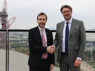 Previous EMTA President Laurent Probst and new EMTA President Erik Norling shaking hands