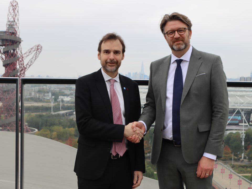 Previous EMTA President Laurent Probst and new EMTA President Erik Norling shaking hands